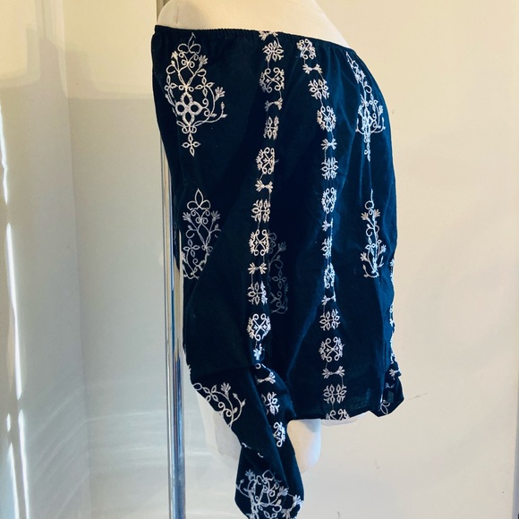 International Concepts long sleeve off the shoulder black/embroidery. - Picture 1 of 5
